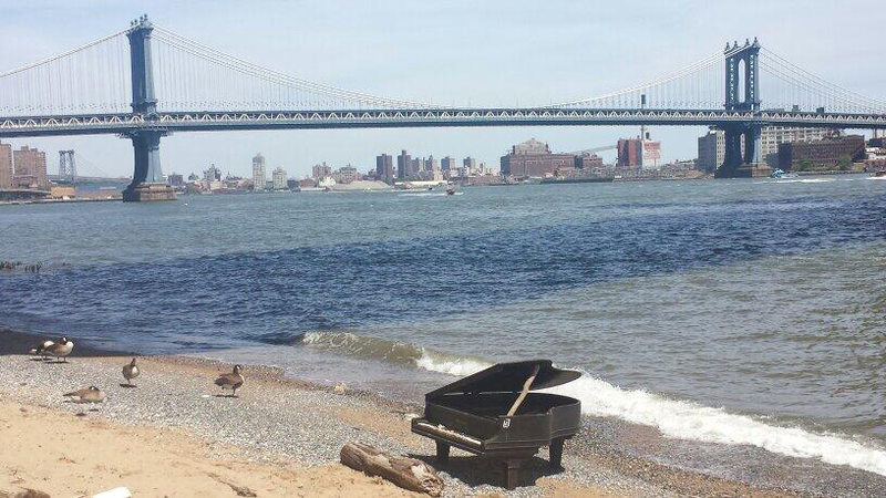 Illustration for article titled Piano mysteriously washes ashore under NYC's Brooklyn Bridge